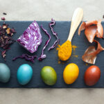Jak naturalnie farbować jajka? Naturalne barwniki do pisanek