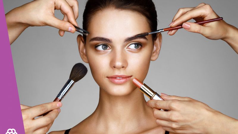 Make-up pro brunetky – jaká tvářenka a stíny?